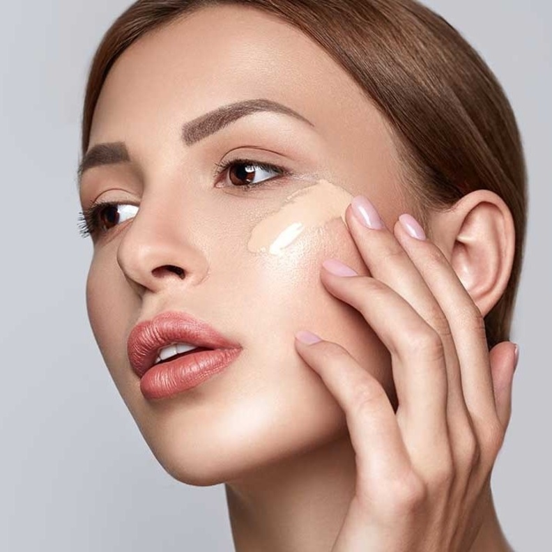 اخفاء البقع الداكنة من الوجه بالمكياج