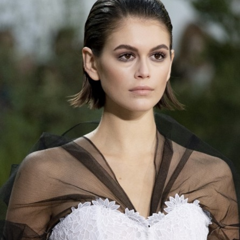 مكياج برونزي مات وتسريحات شعر مبللة