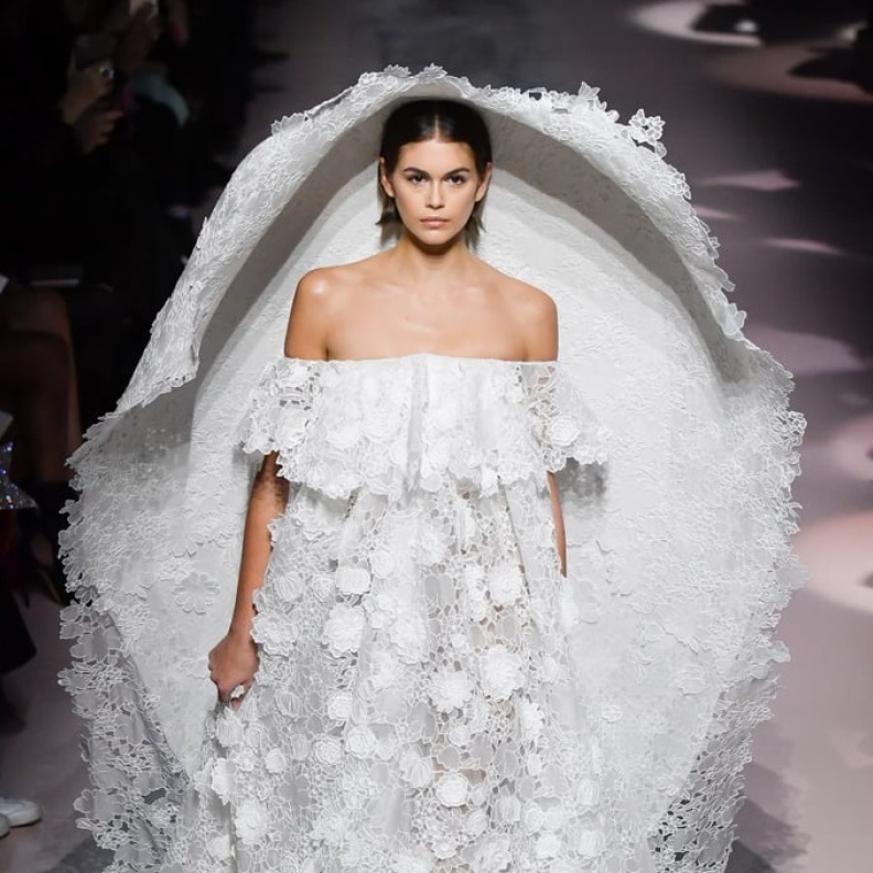 كايا جربر تختتم عرض أزياء جيفنشي بإطلالة مثالية خلال أسبوع الموضة في باريس 2020