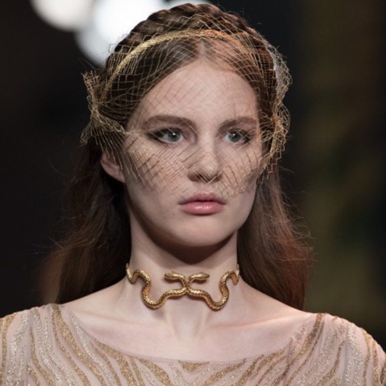 مجوهرات عصرية كبيرة 