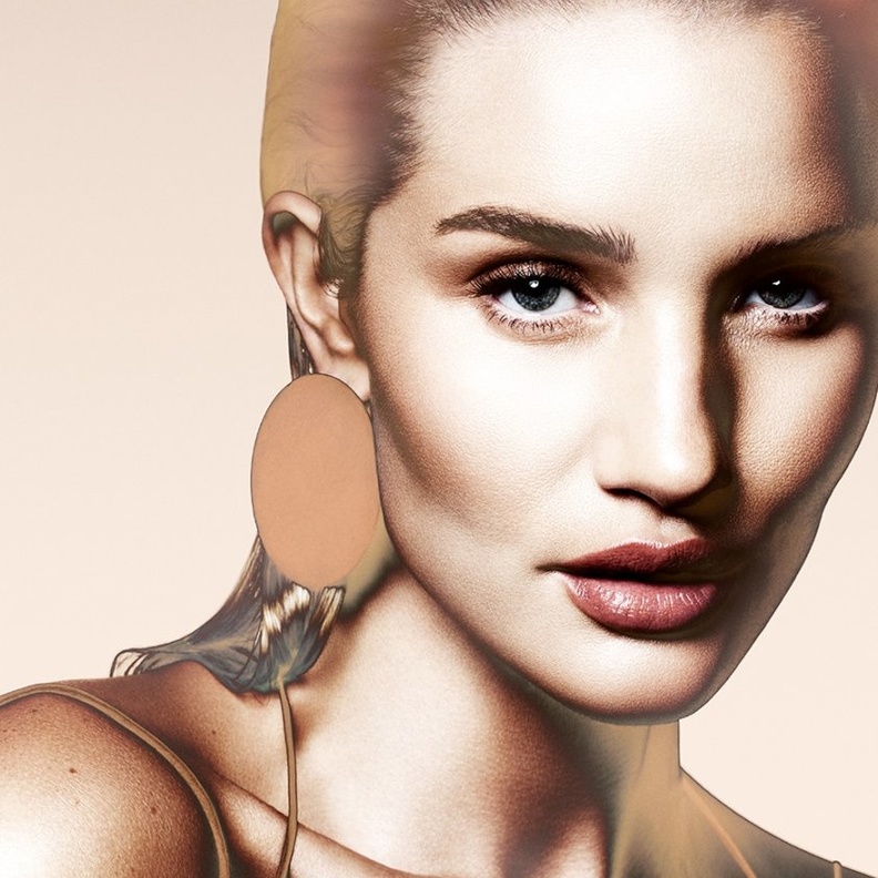 Hourglass تعين روزي هنتنغتون وايتلي سفيرة لعلامتها التجارية