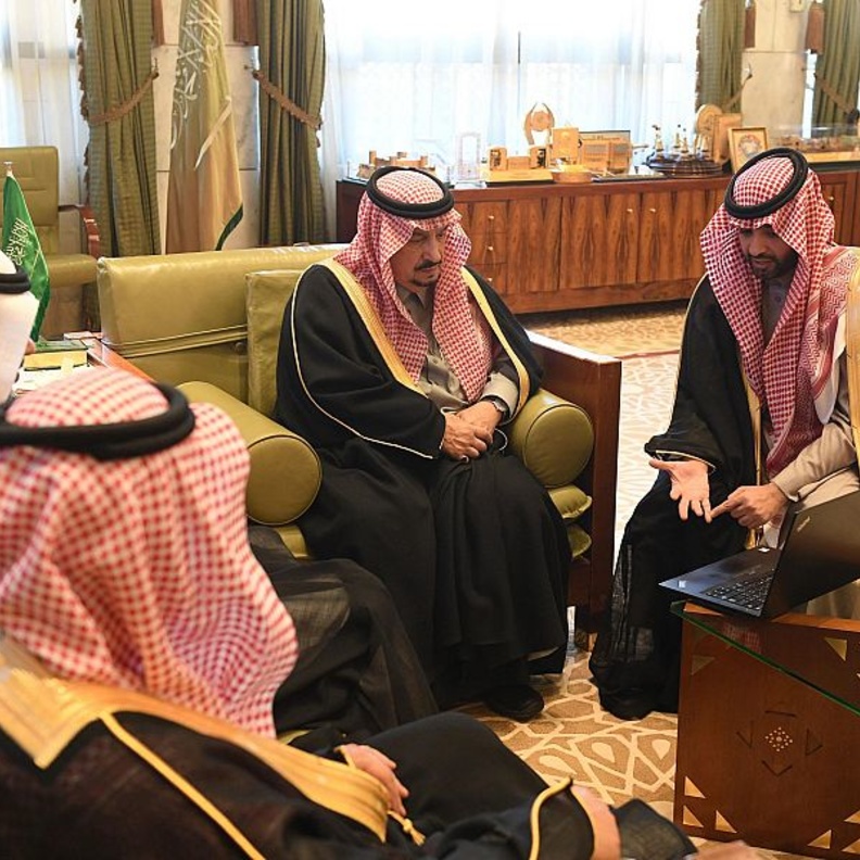 امير منطقة الرياض يطلع على استعدادات تنظيم منشآت لملتقى بيبان الرياض