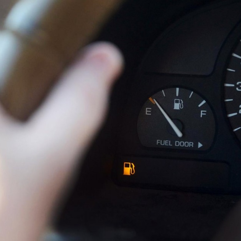  ماذا يعني إضاءة اشارة التحذير من انخفاض الوقود