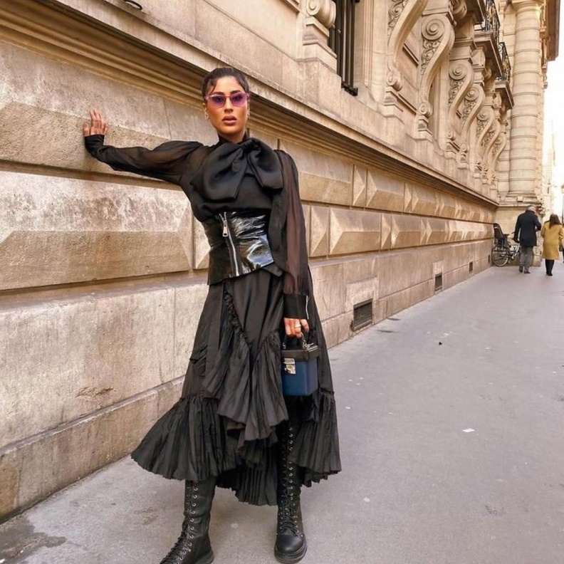 ديالا مكي تختار اطلالة جلدية فاخرة