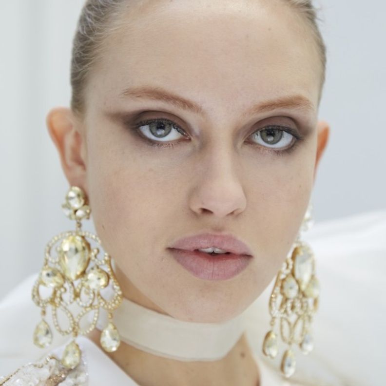 مكياج خفيف مع ظلال عيون ترابية 