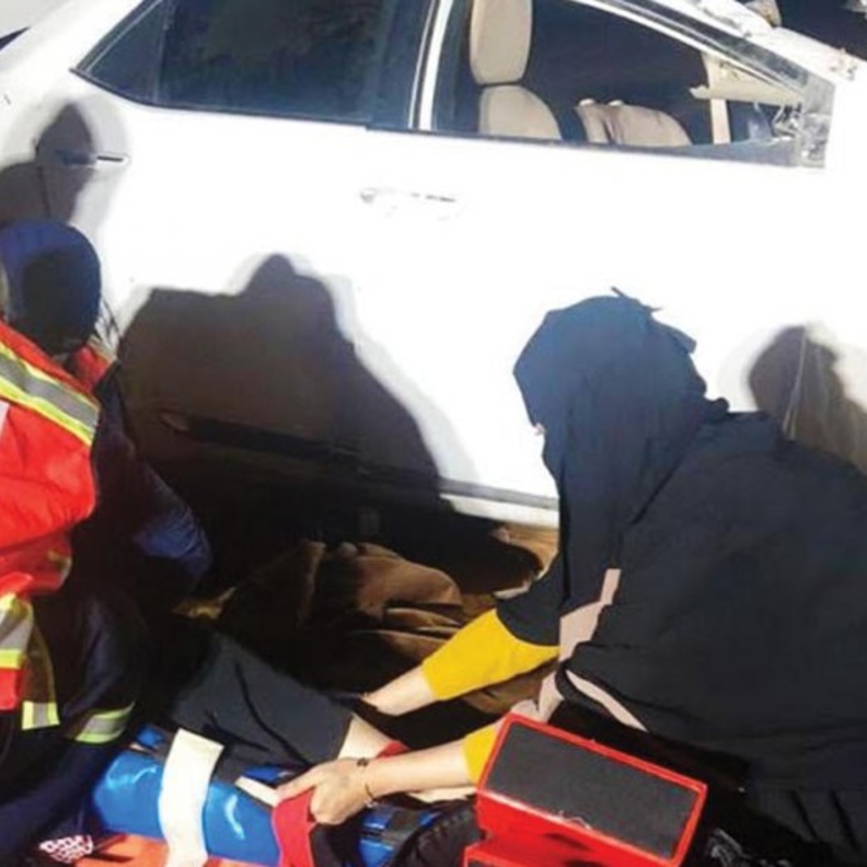 الممرضة السعودية مريم الشمري تنقذ حياة 4 مصابين أثناء مرورها بحادث سير