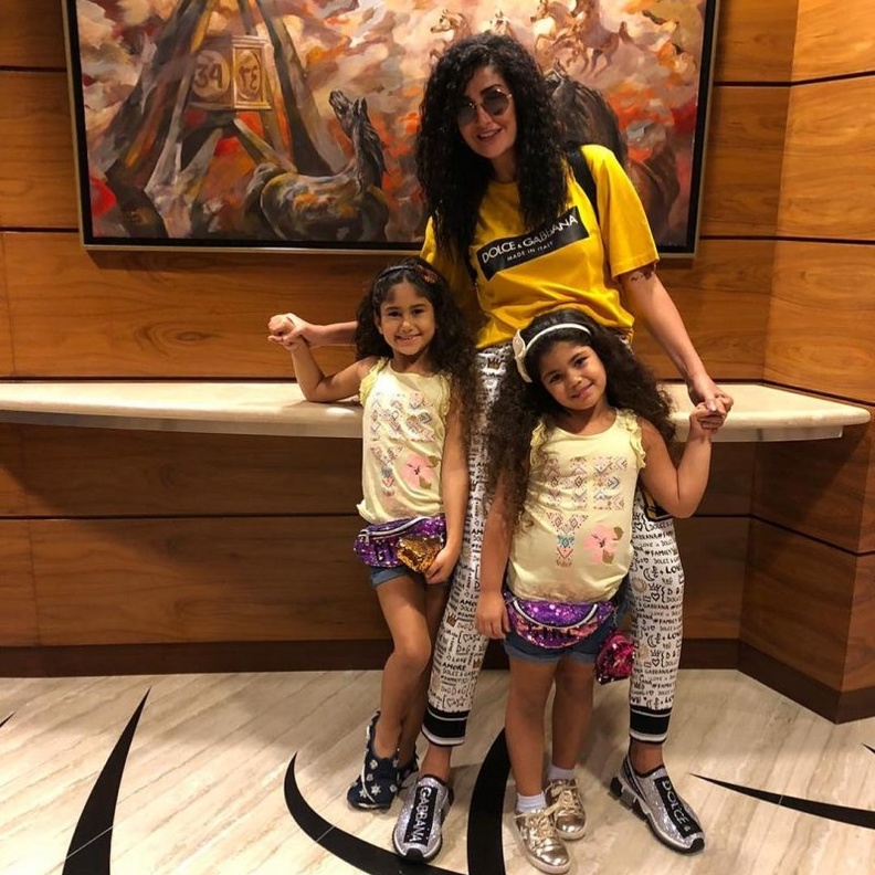 غادة عبد الرازق وحفيدتيها