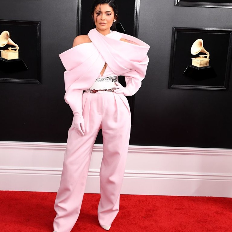  أديل أنيقة باللون الأسود عام 2012 بفستان من تصميم Armani