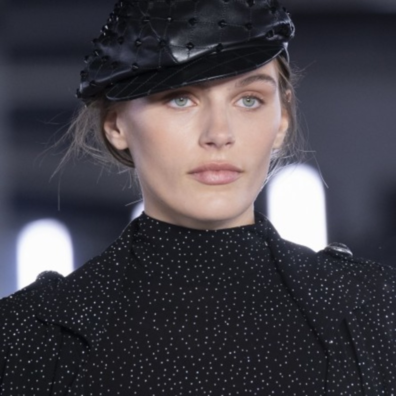 احدث صيحات اكسسوارات شعر العقد المخملية شتاء 2020 من Dolce&Gabbana