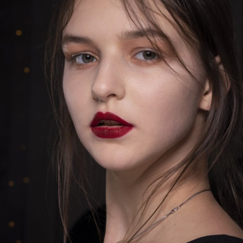 الوان احمر الشفاه المات البنفسجي بدرجات بارزة موضة شتاء 2020 من Simone Rocha