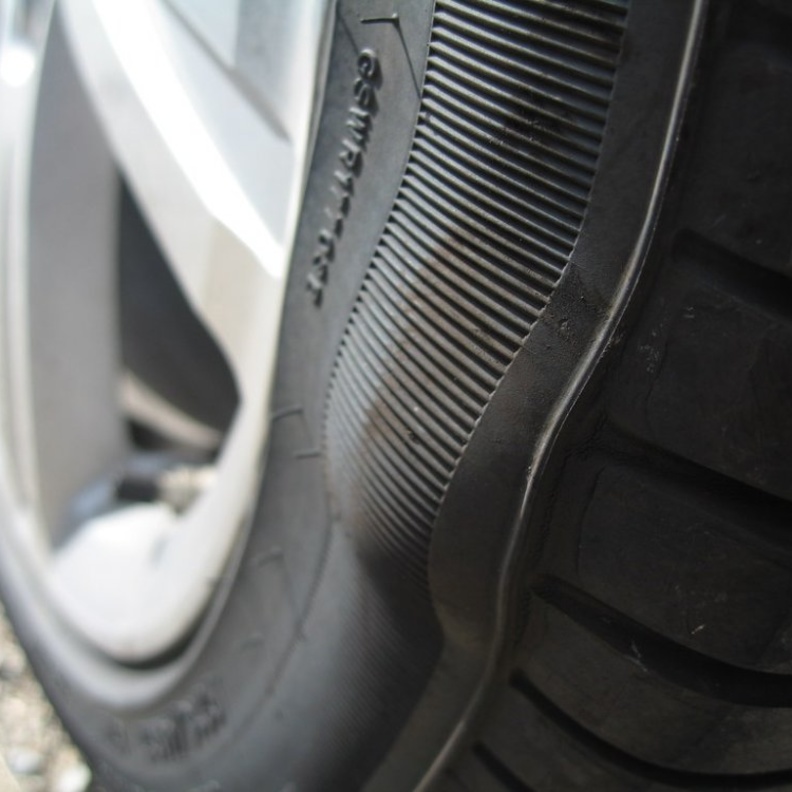 إطار السيارة