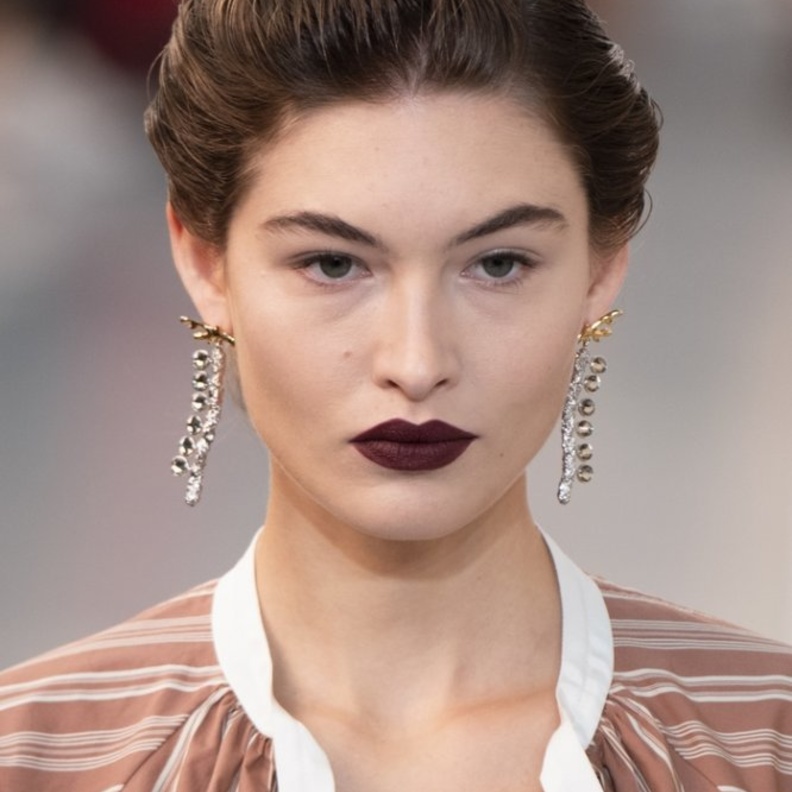  طريقة اختيار احمر الشفاه الداكن البنفسجي والمات من Max Mara