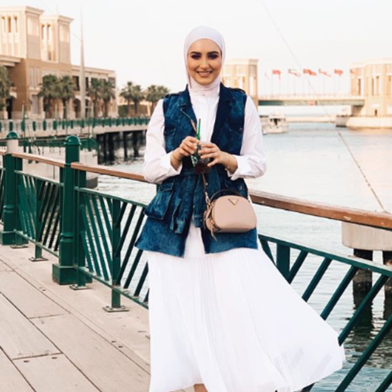 اطلالة أنيقة في تنورة باللونين الأسود والأبيض نسقتها دلال الدوب