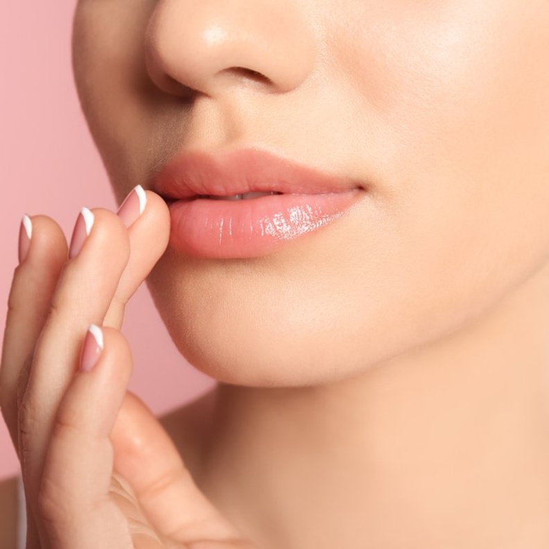 احصلي على شفاه جذابة باتباعك طرق توريدها ببتلات الورد