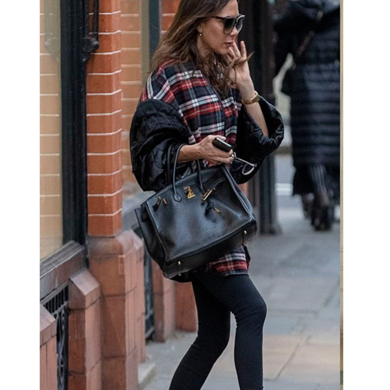 أحيت فيكتوريا موضة الليغينغ مع البوتس بإطلالاتها الراقية