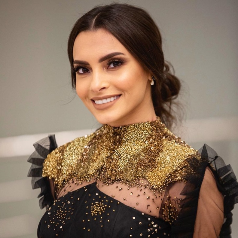 تطبيق مكياج عيون برونزي على طريقة كارمن سليمان