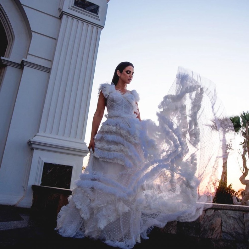 أحلام بفستان ذهبي مميز