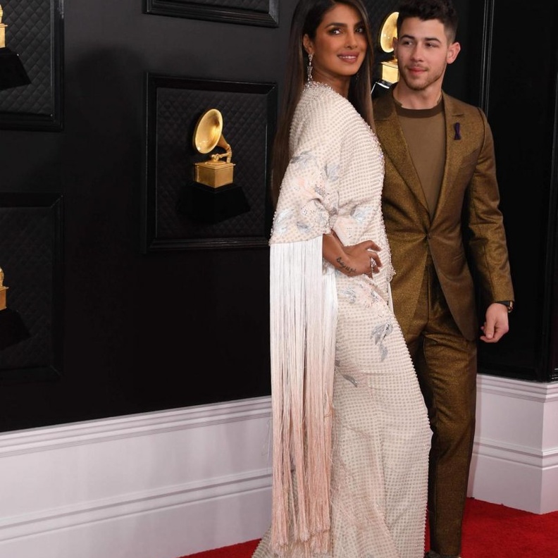 اطلالة Dua Lipa بتصاميم ساتان فضية من توقيع Alexander Wang وارتدىAnwar Hadid بدلة رسمية سوداء مع ربطة العنق الكلاسيكية