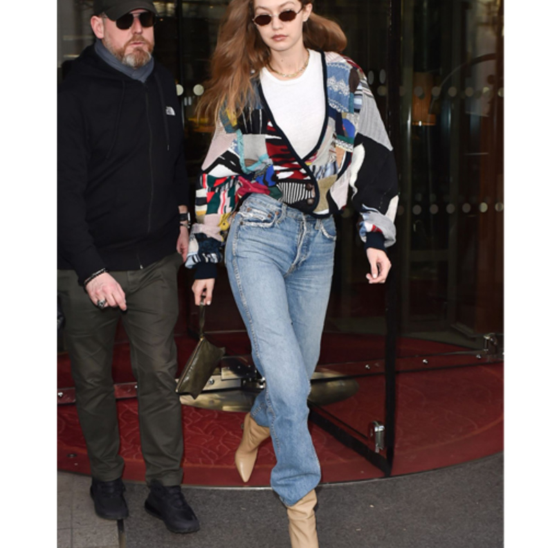 الجينز القصير بأسلوب جيجي حديد العصري