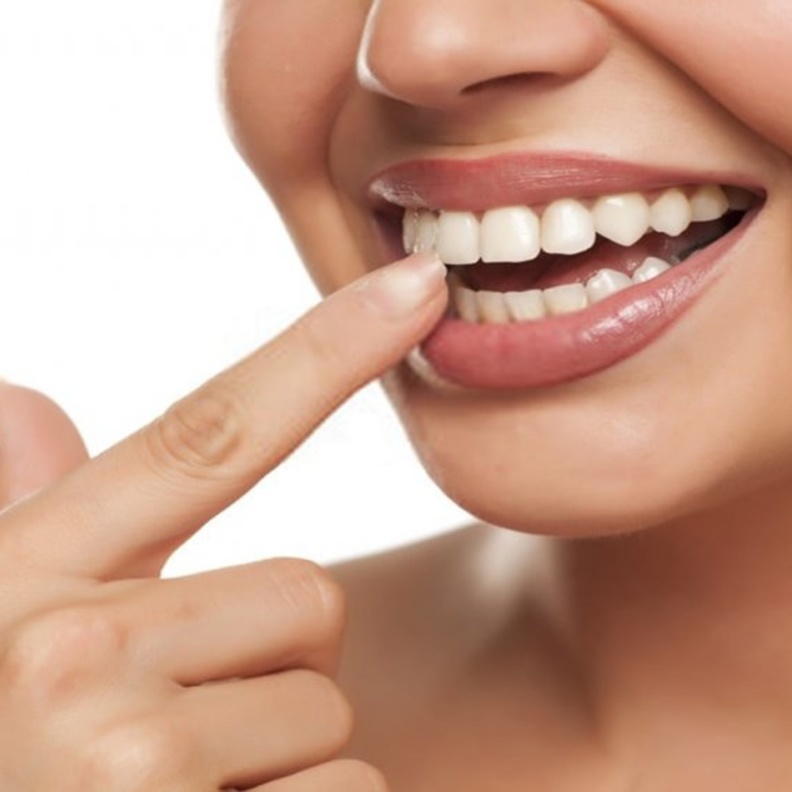 إجعلي أسنانك بيضاء بأطعمة تساعد على تبييض الأسنان