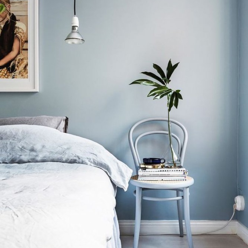 أثاث خشبي بسيط لغرف نوم مريحة