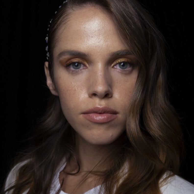 رسمات مكياج باللون الذهبي احدث صيحات عام 2020 من Alberta Ferretti