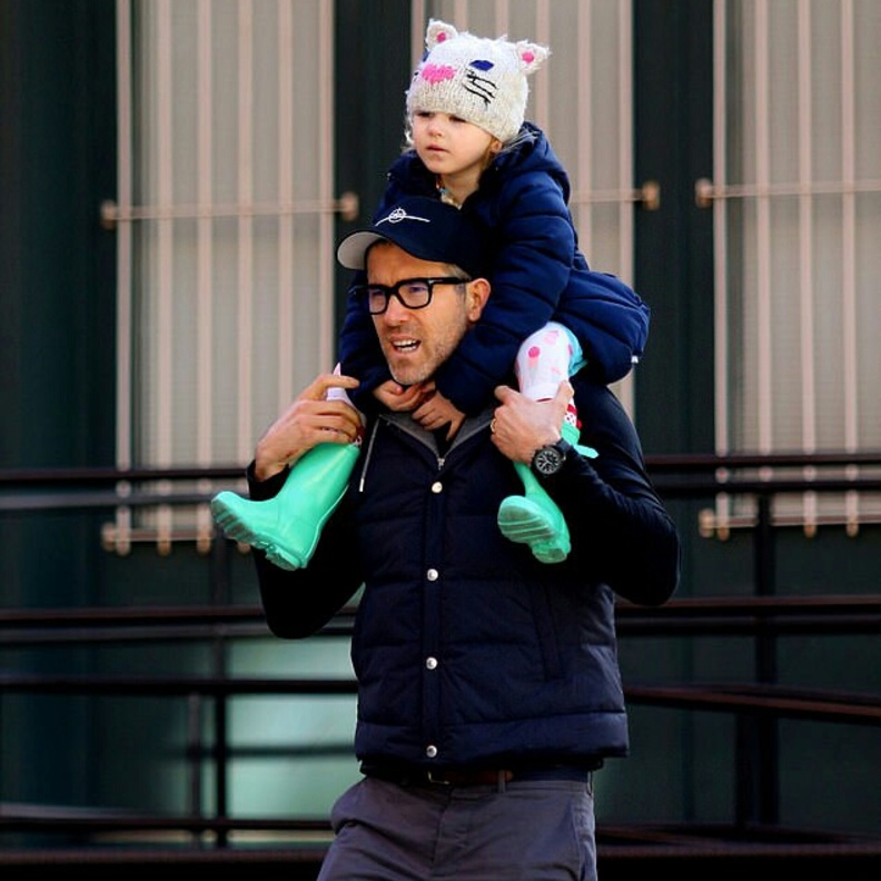 ريان رينولدز يحمل ابنته 