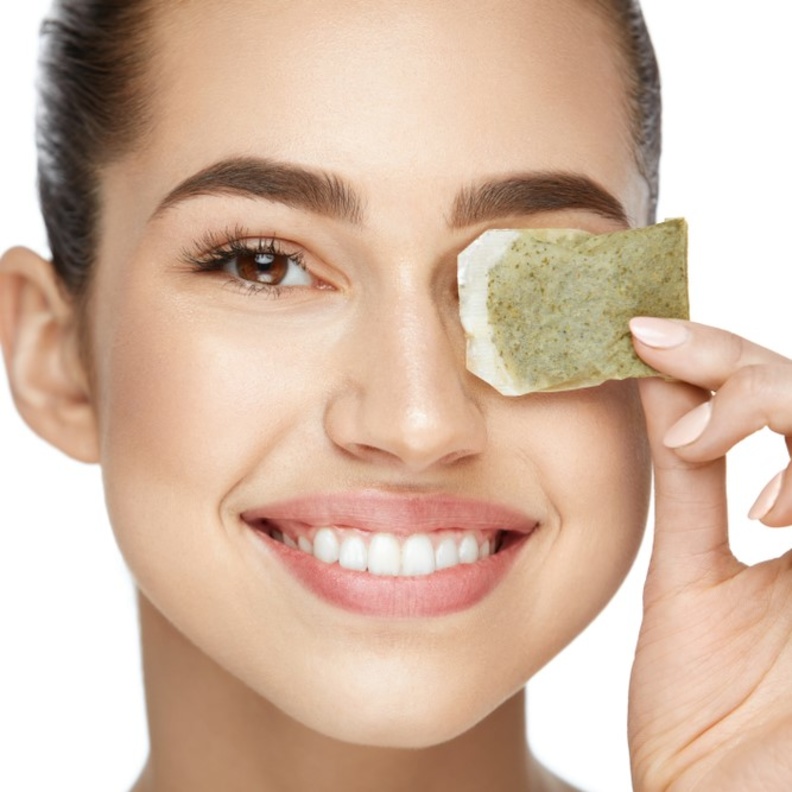 استعملي أكياس الشاي الاخضر بعد نقعها وتبريدها كقناع للعيون لتخفيف الهالات السوداء والانتفاخ