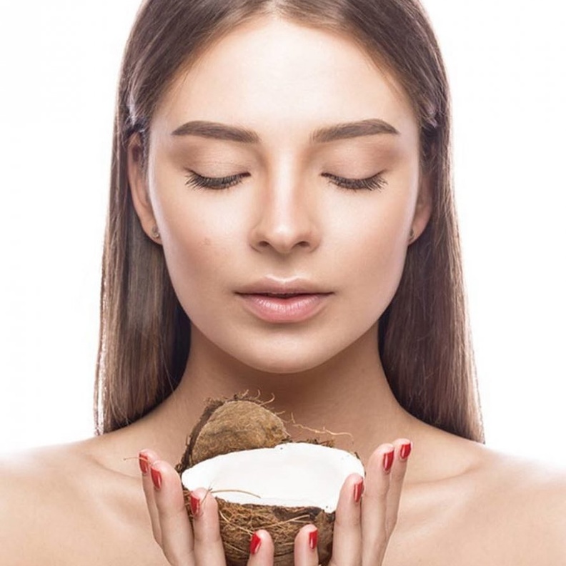 إحصلي على شعر مميز طويل باستخدامك حليب جوز الهند