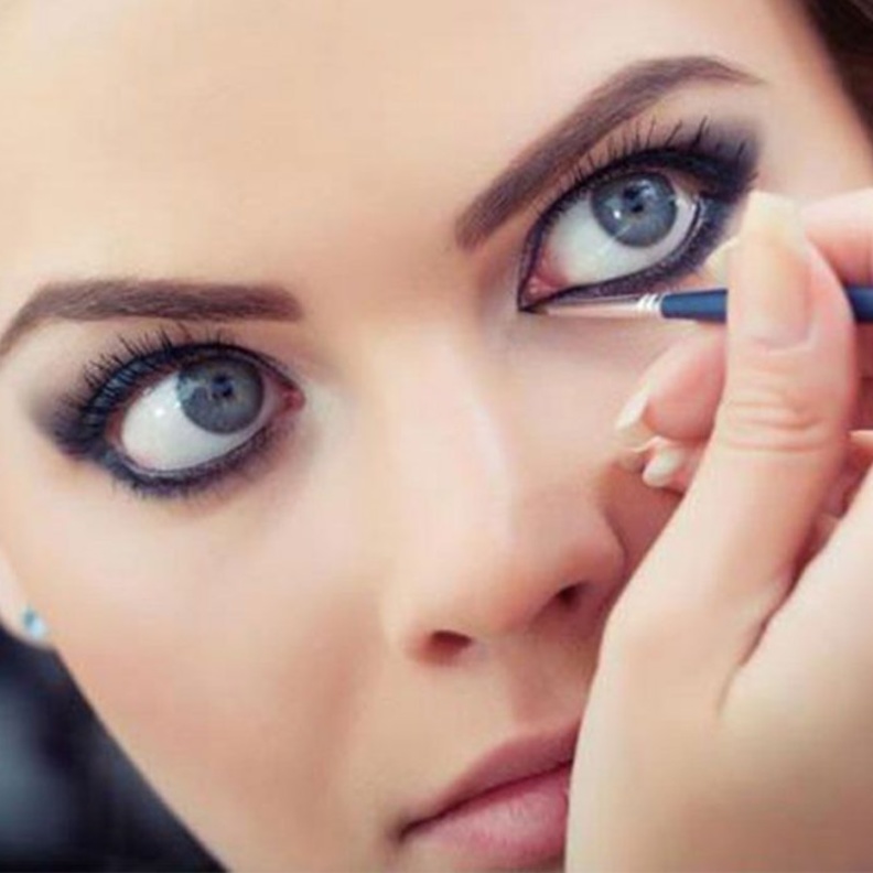 طريقة رسم الآيلاينر بالقلم للعيون الصغيرة 