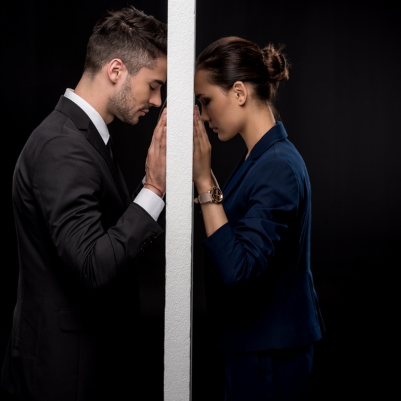 علامات ندم الرجل بعد الطلاق - الاهتمام بأخبار طليقته