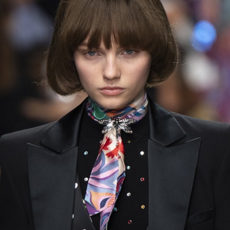  تسريحات شعر كاريه مع الغرة الامامية الكيرلي للاطلالات اليومية من Paco Rabanne