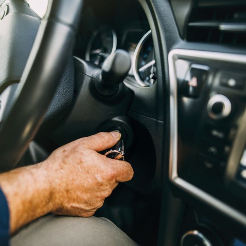 أسباب انطفاء محرك السيارة أثناء السير وكيفية حلها