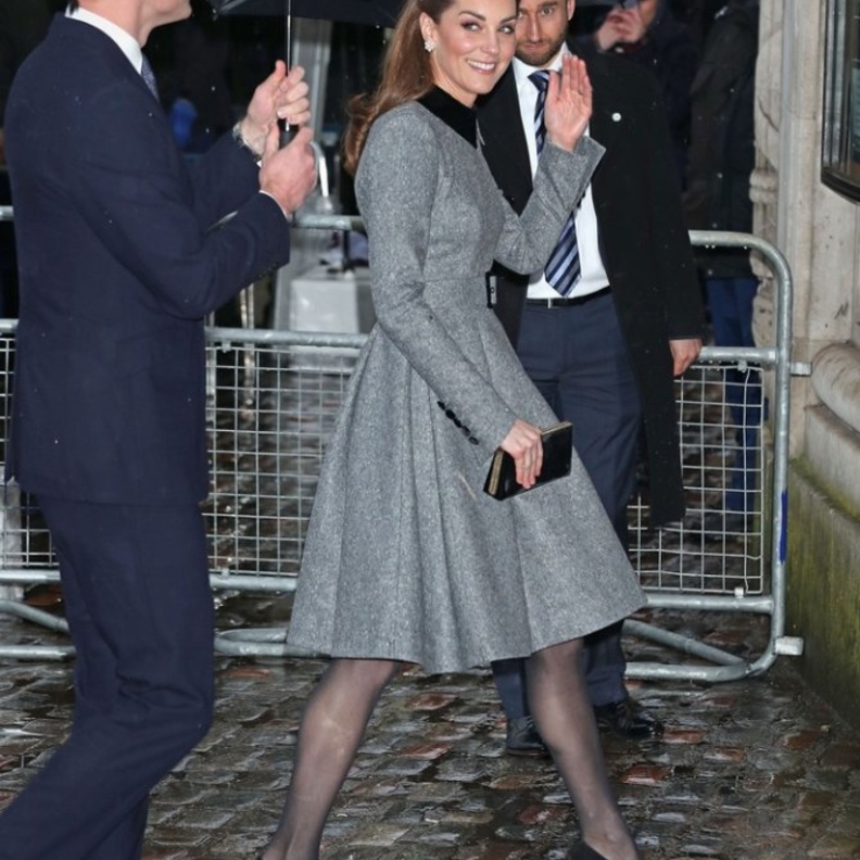 زيّنت أذنيها بأقراط من اللؤلؤ