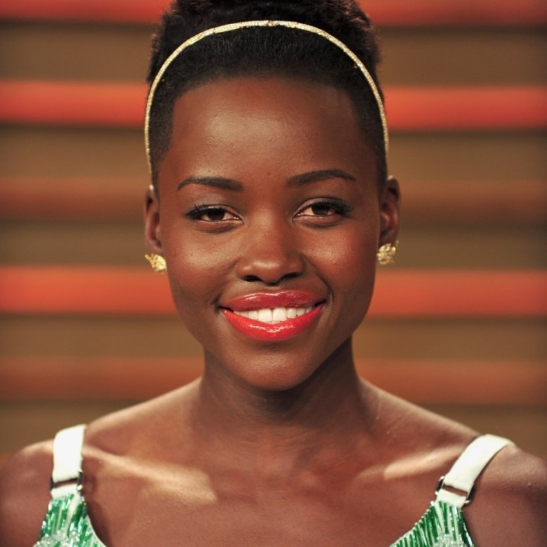 طريقة وضع مكياج ازرق مناسب للبشرة السمراء مستوحى من لوبيتا نيونغو