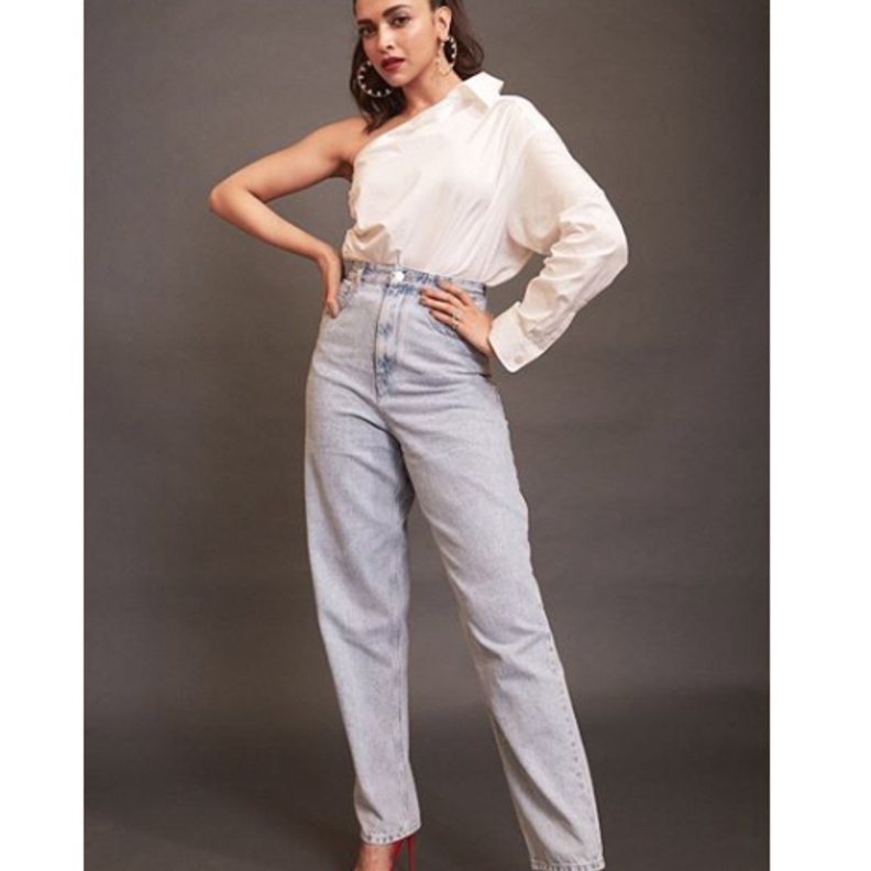 اطلالة شبابية في الجينز نسقتها ديبيكا بادكون