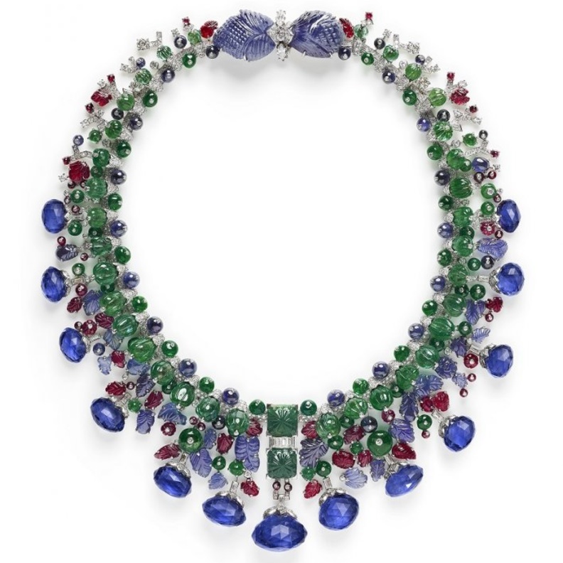 الأديبة الفرنسية ديزي فيلوز ترتدي قلادة توتي فروتي Tutti Frutti الخاصة بها، قطعة من تشكيلة كارتييه عام 1936