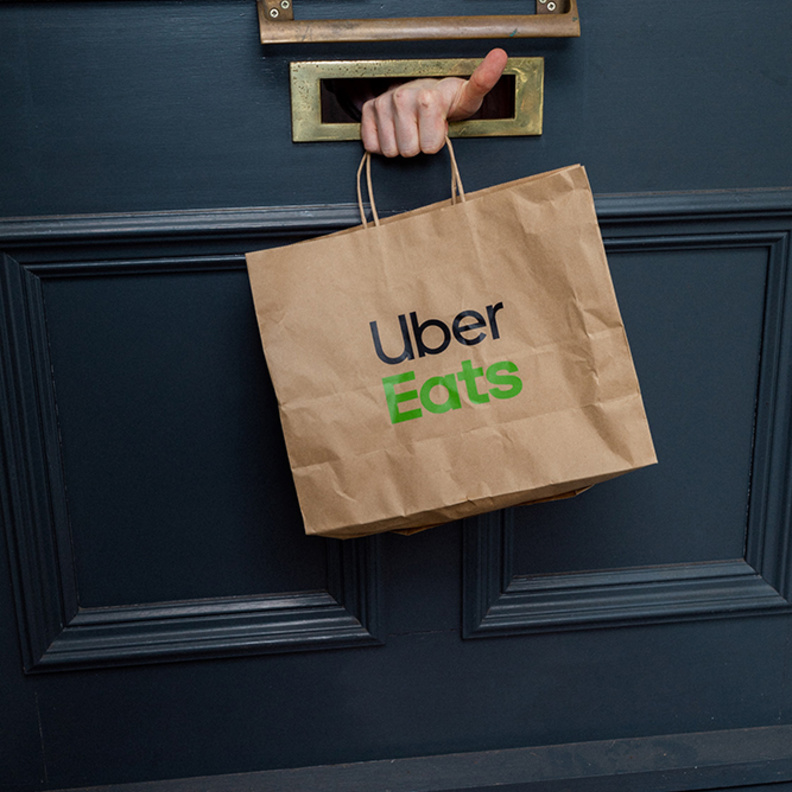 الشاورما والبيتزا الأطعمة الأكثر طلبًا على تطبيق أوبر إيتس في السعودية والإمارات