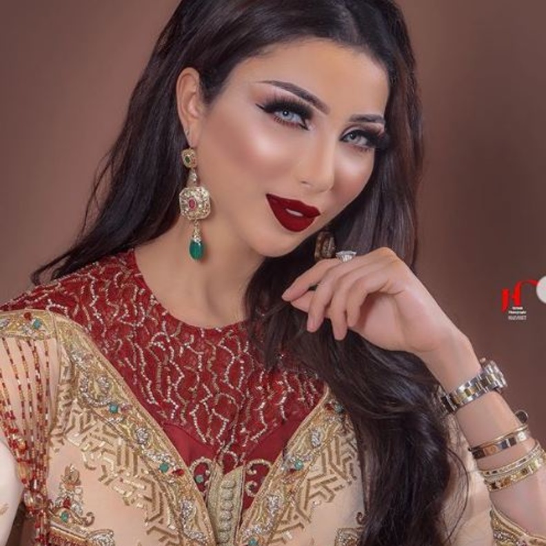 دنيا بطمة مع شقيقاتها ووالدتها