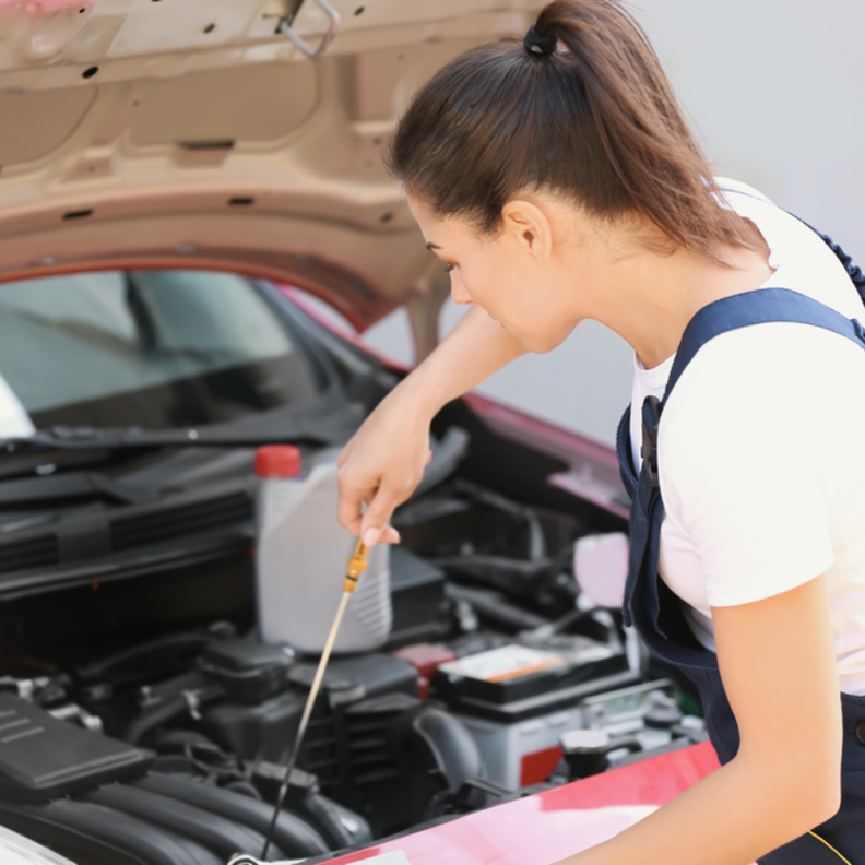 الكشف دائماً على مستوى زيت المحرك والسوائل الأخرى يحفاظ على سلامة المحرك