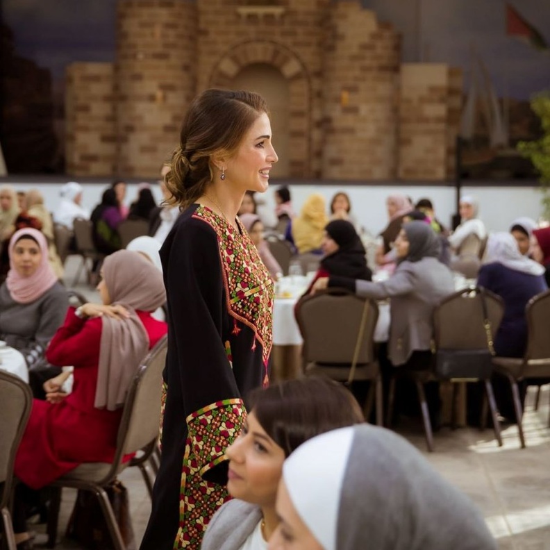 أكملت الملكة الإطلالة بتسريحة الشعر المرفوع