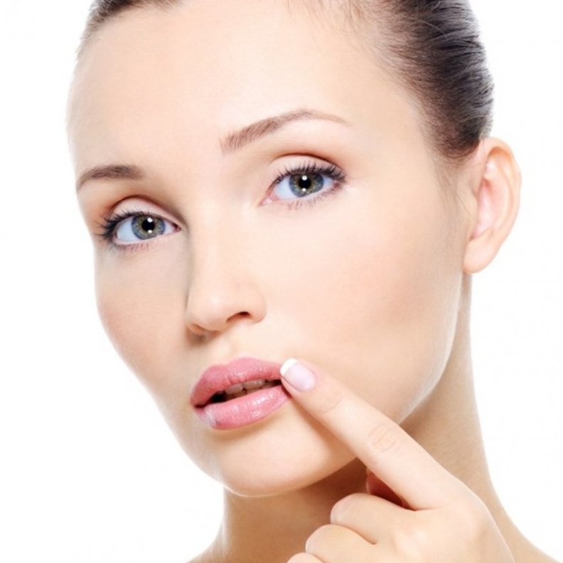 احصلي على شفاه ناعمة جذابة بالطرق الطبيعية للتقشير