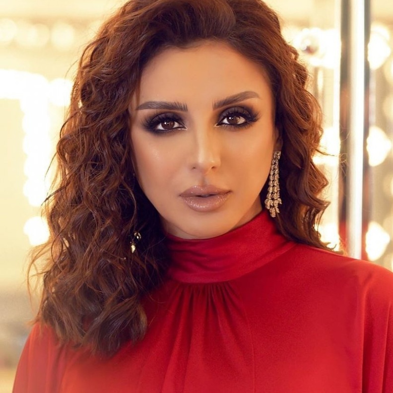 الفنانة أنغام بمكياج سموكي بارز للسهرات