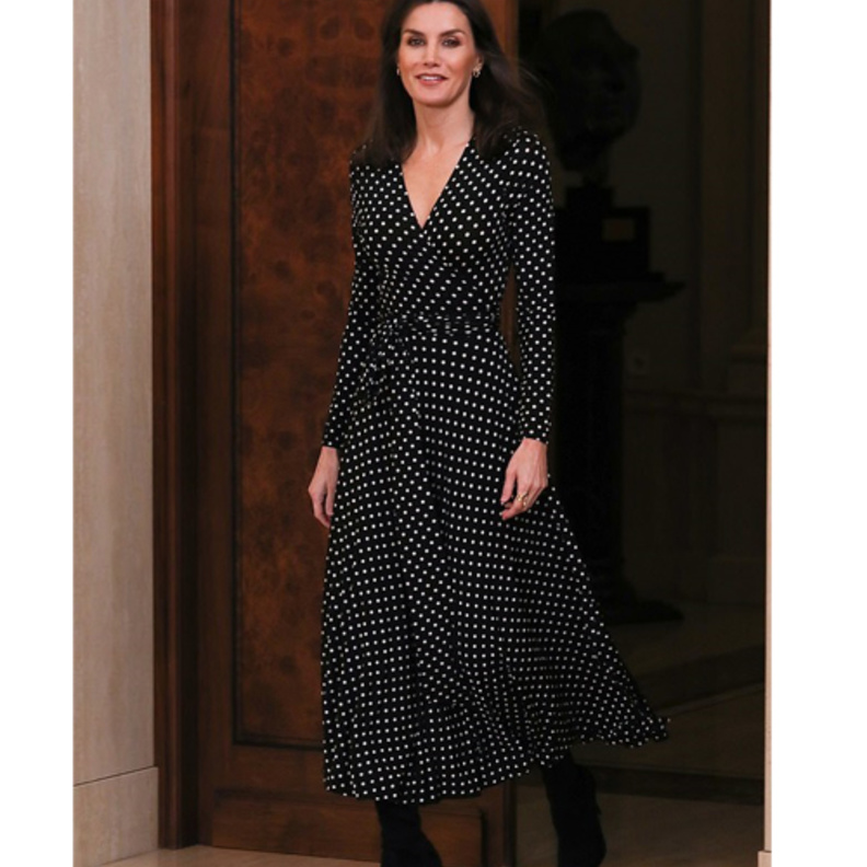 ليتيزيا ملكة إسبانيا بموضة البولكا دوتس من توقيع دار Carolina Herrera مع البنطلون المستقيم