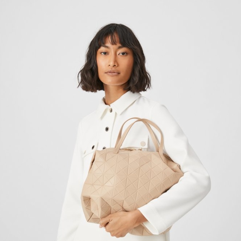 حقائب "أوريغامي" من Purificacion Garcia لربيع 2020 بالألوان الحيادية 