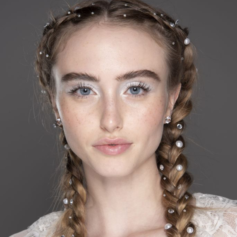 تسريحات شعر الضفائر الجانبية طبّقيها بشكل شبابي في ربيع 2020 من Dior