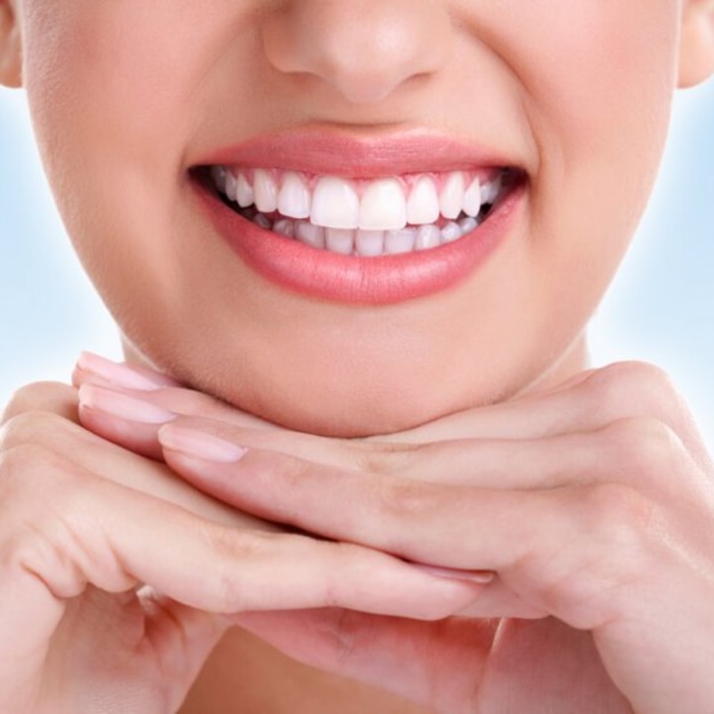 تمتعي بأسنان جميلة ومثالية من خلال عملية زرع الأسنان