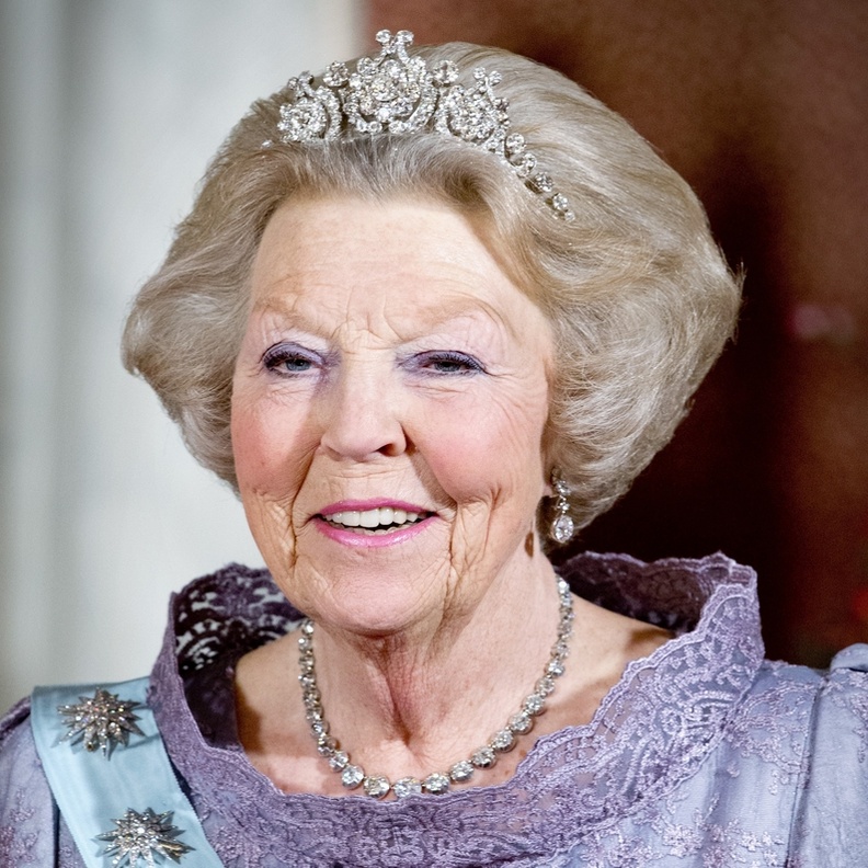 الملكة بياتريكس ترتدي بروش Queen Wilhelmina's brooch