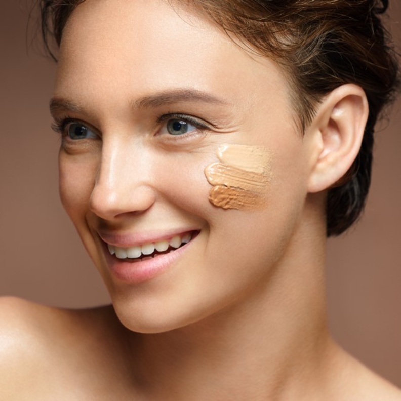 تخلصي من بقايا الماسكارا على جفونك باستخدام ملعقة أسفل رموشك