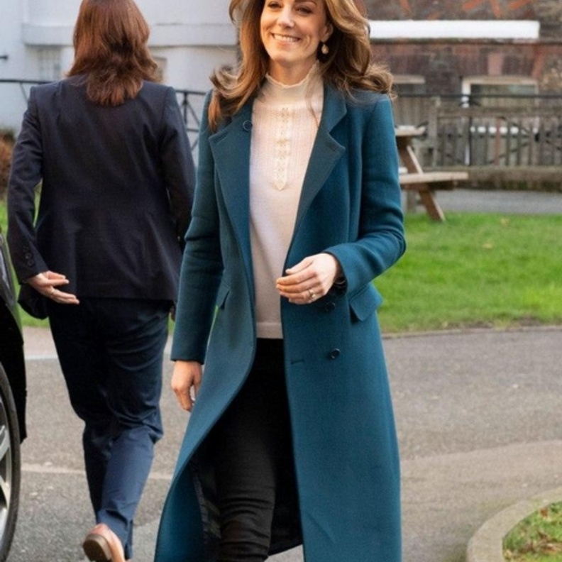 خزانة كيت تحتوي على عدد كبير من المعاطف بهذا اللون وقد تألقت بها على مرّ السنوات